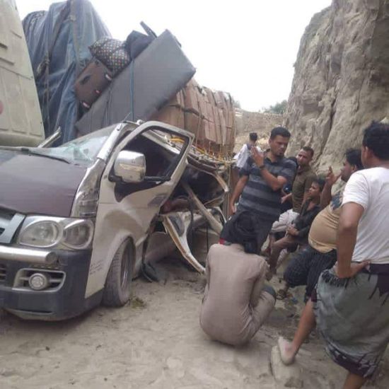 سقوط حمولة شاحنة على حافلة ركاب بطريق هيجة العبد