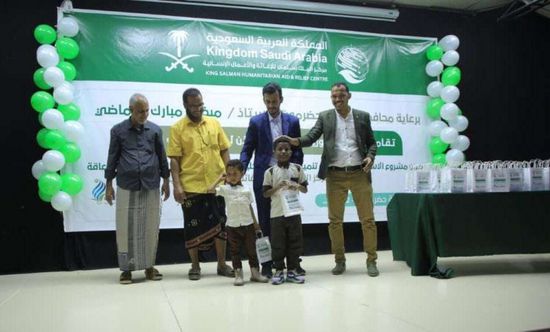 "سلمان للإغاثة" يسلم سماعات للطلاب ضعاف السمع في المكلا