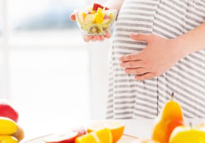أطعمة مفيدة وضارة للأم والجنين أثناء الحمل