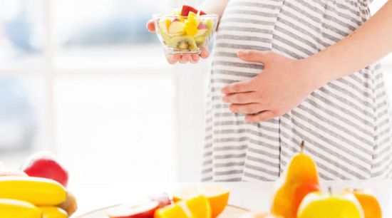 أطعمة مفيدة وضارة للأم والجنين أثناء الحمل