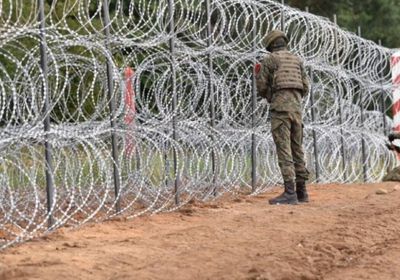 بولندا تقيم سياجًا شائكًا على حدود روسيا