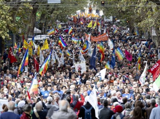 تظاهرات بإيطاليا لوقف إرسال الأسلحة لأوكرانيا