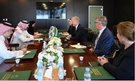 السفير السعودي يلتقي المبعوث الأممي لليمن ويجدد دعمه للهدنة