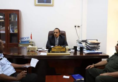 محافظ حضرموت يبحث إجراءات ترسيم المركبات والدراجات النارية