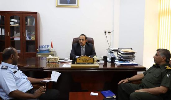محافظ حضرموت يبحث إجراءات ترسيم المركبات والدراجات النارية
