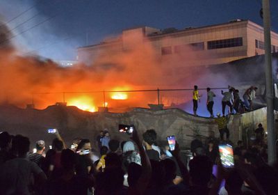 البحث عن ضحايا حادث حريق في الوزيرية بالعراق