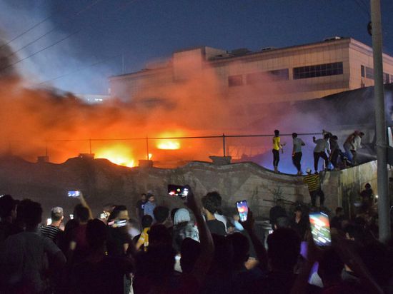 البحث عن ضحايا حادث حريق في الوزيرية بالعراق