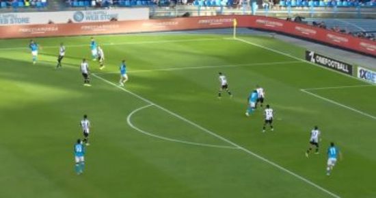 نابولي يتقدم على أودينيزي بهدفين بالشوط الأول