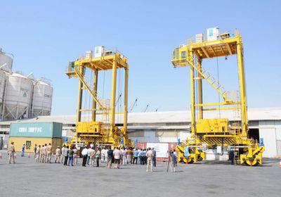 توريد حاضنتين للحاويات بميناء المكلا