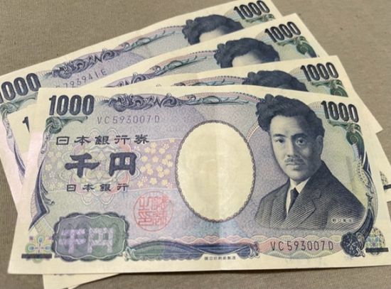 انخفاض حاد للدولار مقابل الين الياباني