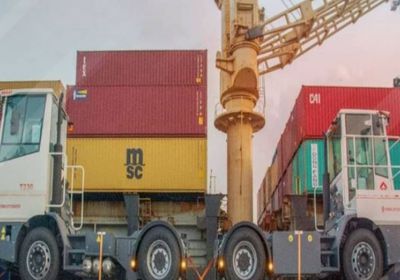 لتطوير خدمات المناولة.. محطة عدن للحاويات تتسلم 14 قاطرة