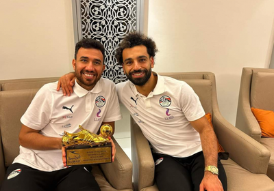 صلاح يهدي جائزة أفضل لاعب في مباراة مصر وبلجيكا إلى تريزيجيه