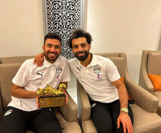 صلاح يهدي جائزة أفضل لاعب في مباراة مصر وبلجيكا إلى تريزيجيه