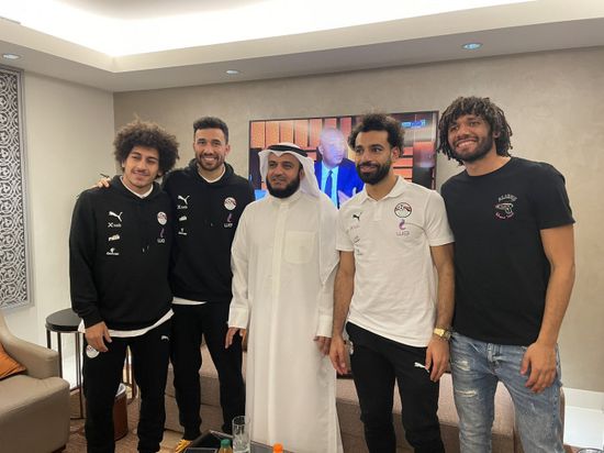 مشاري العفاسي يحتفل مع لاعبي مصر بعد الفوز على بلجيكا