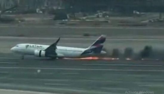 حادث مروع.. طائرة تصطدم بسيارة إطفاء في بيرو (فيديو)