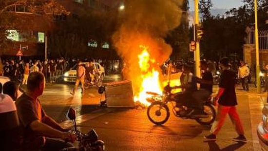 مقتل 5 متظاهرين في احتجاجات شعبية بإيران