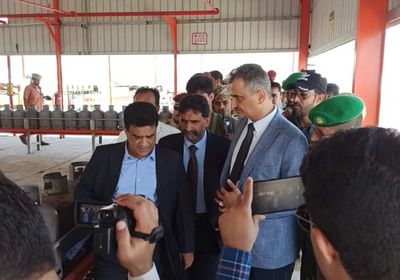 محافظ عدن يفتتح محطة لتعبئة الغاز المسال