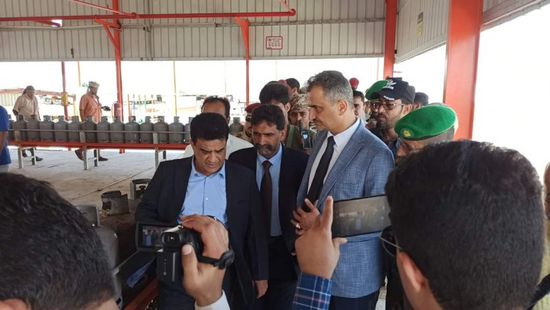 محافظ عدن يفتتح محطة لتعبئة الغاز المسال