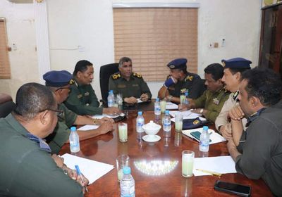 مدير أمن ساحل حضرموت يبحث تجديد معدات الدفاع المدني