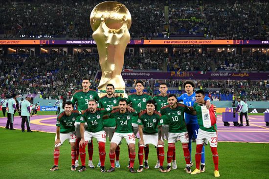 انتهاء الشوط الأول من مباراة بولندا والمكسيك بالتعادل