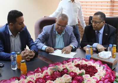 الخُبجي يشهد توقيع اتفاق تأهيل طريق الذنبة بردفان