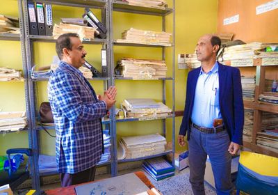 محافظ شبوة يزور مكتب التربية وإدارة محو الأمية