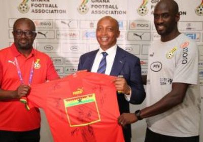 رئيس الكاف يزور معسكري غانا والكاميرون