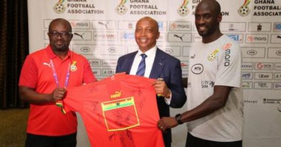 رئيس الكاف يزور معسكري غانا والكاميرون