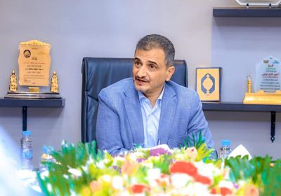 محافظ عدن يستعرض آليات تحسين المنظومة الإدارية وتعزيز الإيرادات