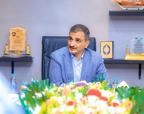 محافظ عدن يستعرض آليات تحسين المنظومة الإدارية وتعزيز الإيرادات