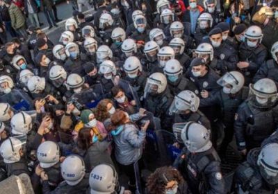 تركيا تعتقل محتجات احتشدن تنديدًا بالعنف