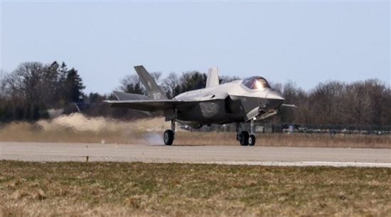 رومانيا تستقبل 4 مقاتلات إيطالية