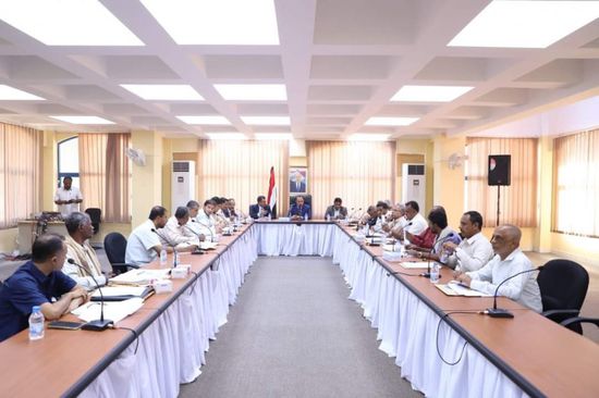 محافظ حضرموت يستعرض تقييم مشاريع السلطة المحلية بالساحل