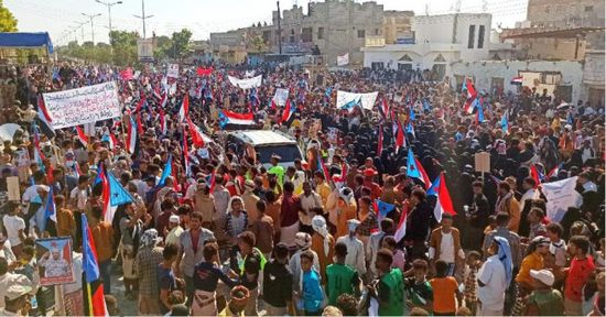 حشود غفيرة تشارك باحتفالية 30 نوفمبر بزنجبار
