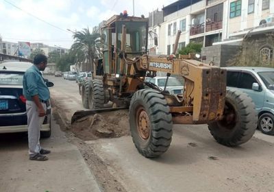 رفع الأتربة ومخلفات البناء من شوارع الشيخ عثمان