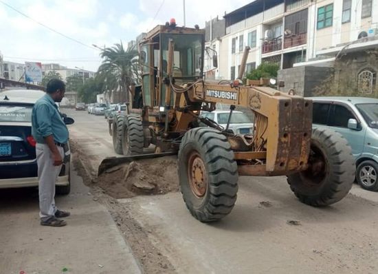 رفع الأتربة ومخلفات البناء من شوارع الشيخ عثمان