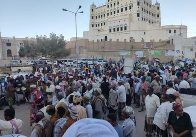 بالصور.. مسيرة احتفالية بعيد الاتحاد الإماراتي في سيئون