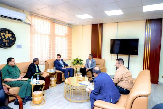 محافظ عدن والمنسق الأممي يناقشان سبل الاستفادة من الدعم الدولي