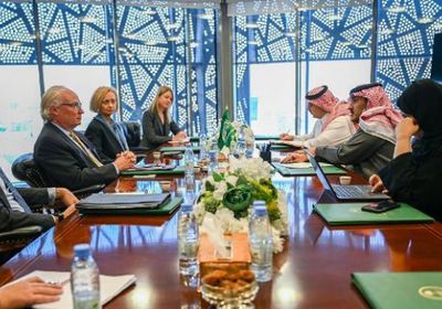 آل جابر وليندركينج يبحثان آليات دفع جهود السلام