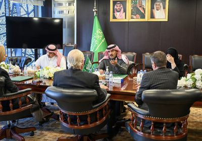 عن لقائه ليندركينج.. السفير السعودي: بحثنا تداعيات الإرهاب الحوثي تجاه الموانئ