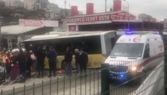 إصابة 11 شخصا في حادث اصطدام ترام بحافلة في إسطنبول التركية