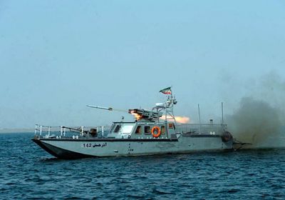 الجيش الأمريكي يرصد زورقًا إيرانيًا تابعًا للحرس الثوري بهرمز