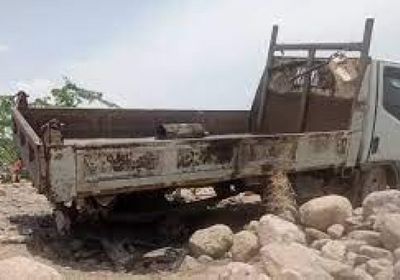 لغم حوثي يدمر شاحنة في قرية الشهيل بحيس