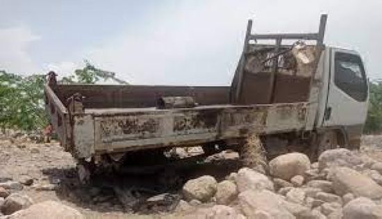 لغم حوثي يدمر شاحنة في قرية الشهيل بحيس