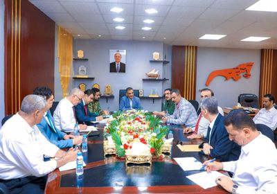 محافظ عدن يناقش تنظيم إجراءات فحص الواردات والتصدي للتهريب