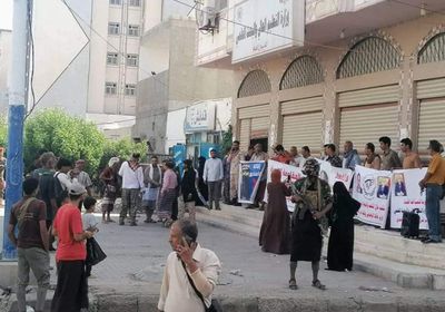 بعد فضيحة المنح.. وقفة احتجاجية للمطابة بإقالة الإخواني الوصابي