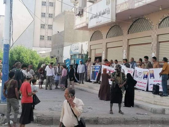 بعد فضيحة المنح.. وقفة احتجاجية للمطابة بإقالة الإخواني الوصابي