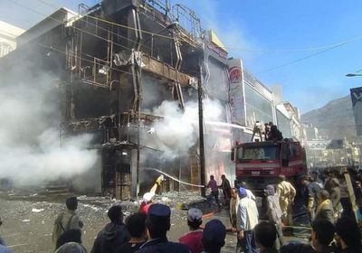 بغياب الدفاع المدني.. حريق يدمر محلات تجارية في العدين