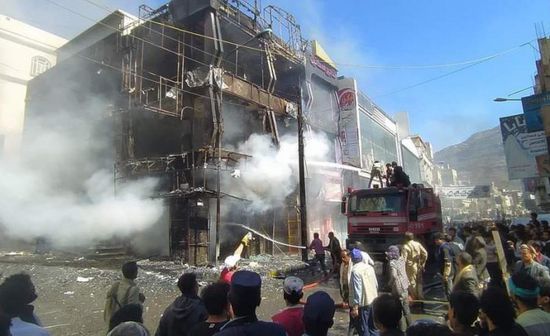 بغياب الدفاع المدني.. حريق يدمر محلات تجارية في العدين