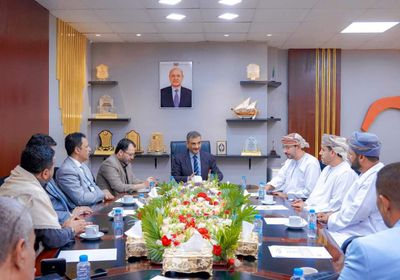 محافظ عدن يبحث تعزيز العلاقات الاستثمارية مع بنك الصحار